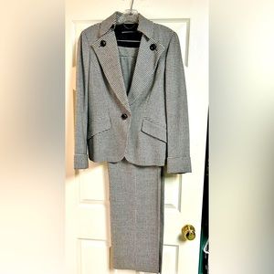 Dana Buchman houndstooth wool pants suit. Size 8. Runs tall.